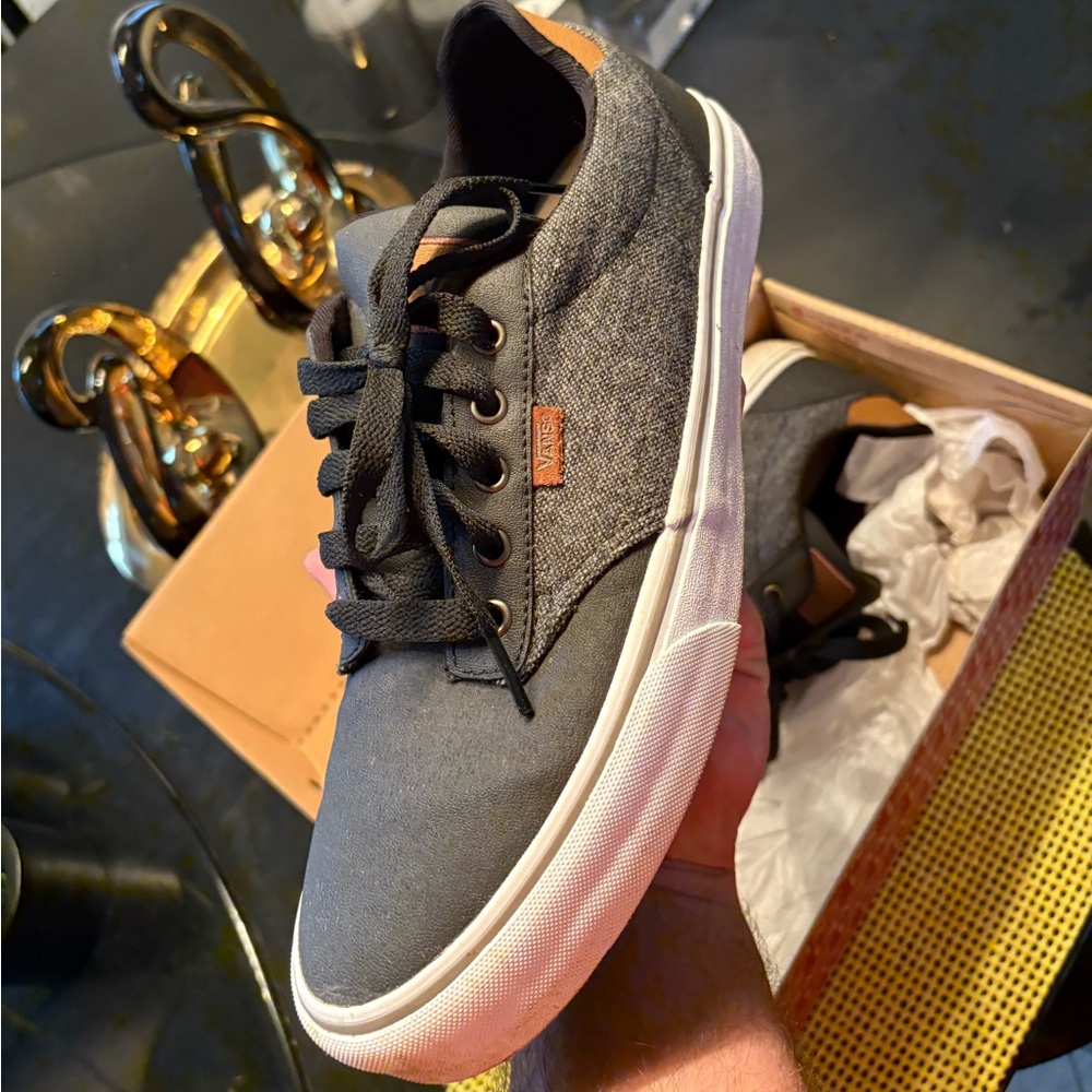 Vans off the wall low top shoes - never worn still in the box